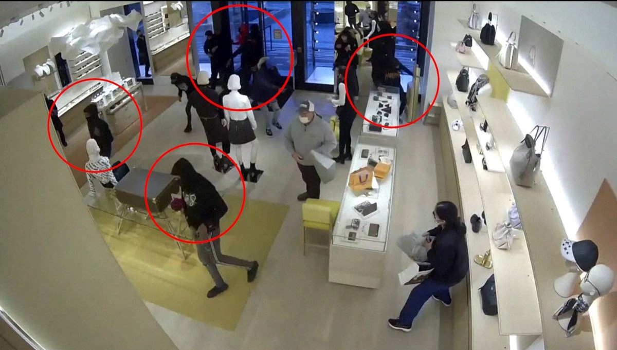 Mağazaya 14 hırsız birden girdi: Saniyeler içinde raflar bomboş kaldı