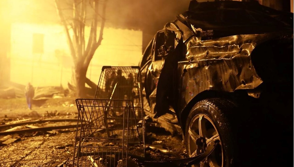 Rusya Dnipro'yu vurdu: 4 kişi öldü, evler alev aldı