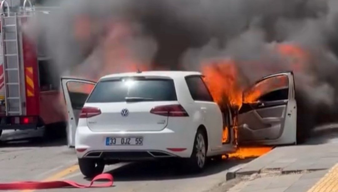 Park halindeki otomobil alev aldı