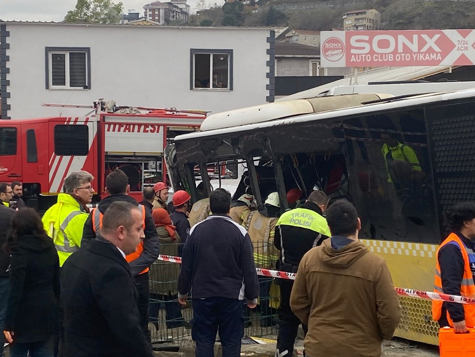 İstanbul'da tramvay ile İETT otobüsü çarpıştı: 4'ü ağır 19 yaralı - 2