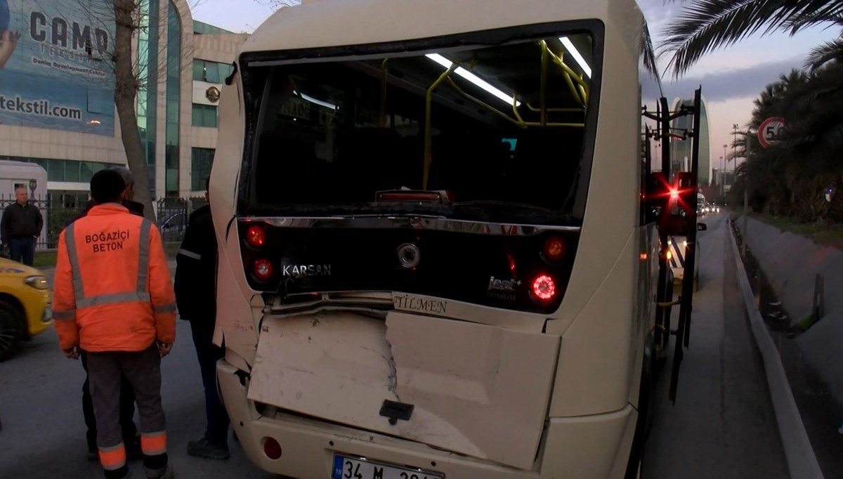 Beton mikseri minibüse çarptı Beton mikseri minibüse çarptı