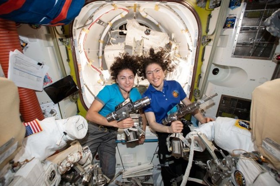 Tarihte bir ilk: 2 kadın astronottan uzay yürüyüşü - 1