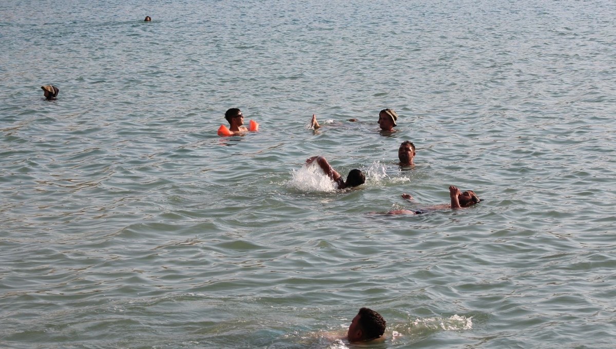 Krater gölü Acıgöl'de tatil yoğunluğu