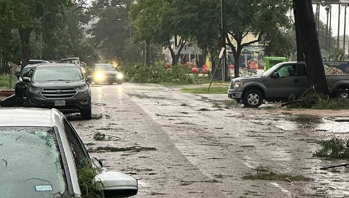 Texas’ta hortum: 800 binden fazla ev elektriksiz kaldı Texas’ta hortum: 800 binden fazla ev elektriksiz kaldı