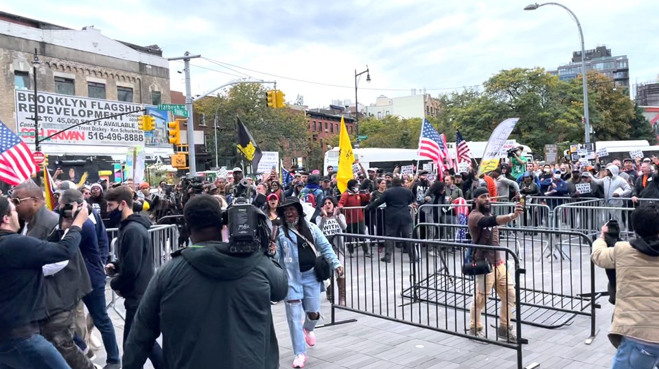 Kyrie Irving’in destekçilerinden aşı protestosu - 2