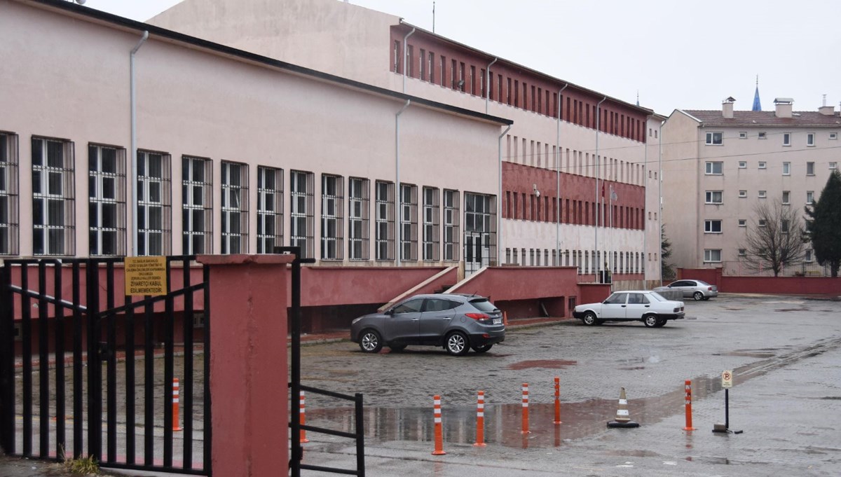 Öğretmenin testi pozitif çıktı, 34 öğrenci karantinaya alındı