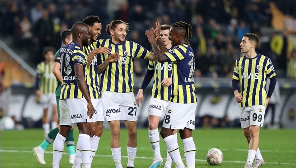 Fenerbahçe'de Sevilla maçı kamp kadrosu açıklandı