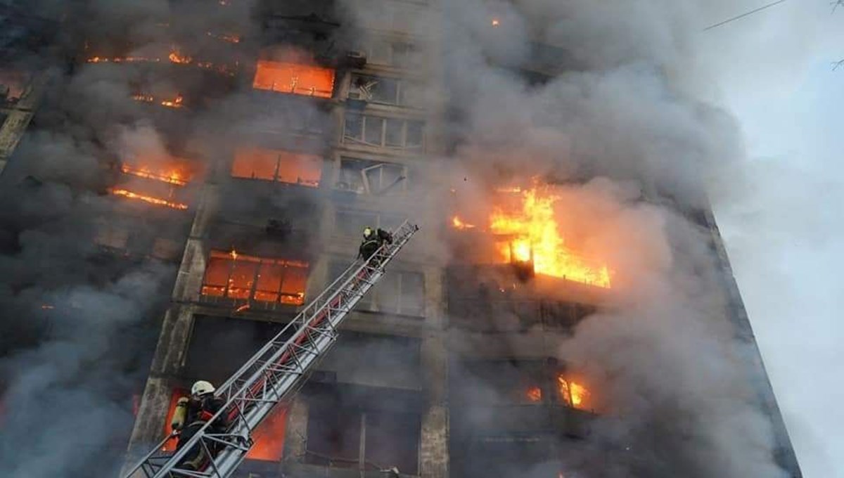 Rusya'nın Kiev'e saldırısında bir apartman daha ağır hasar gördü