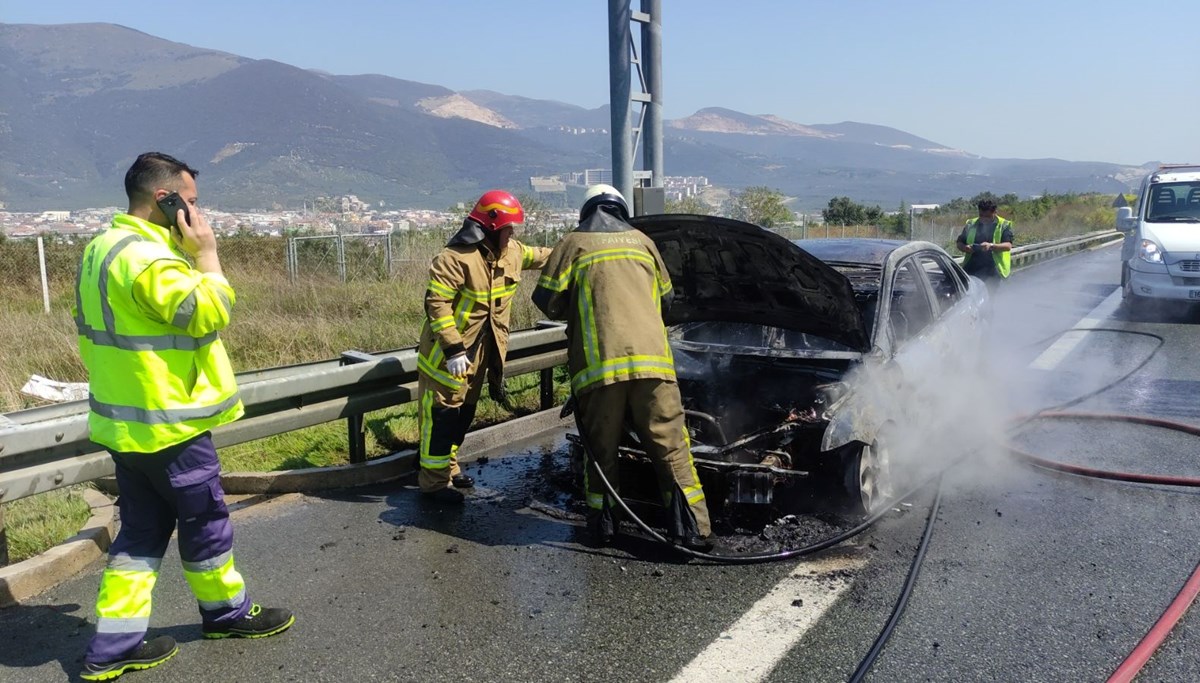 Otoyolda araç yangını: 3 kişi kurtuldu, otomobil küle döndü Otoyolda araç yangını: 3 kişi kurtuldu, otomobil küle döndü