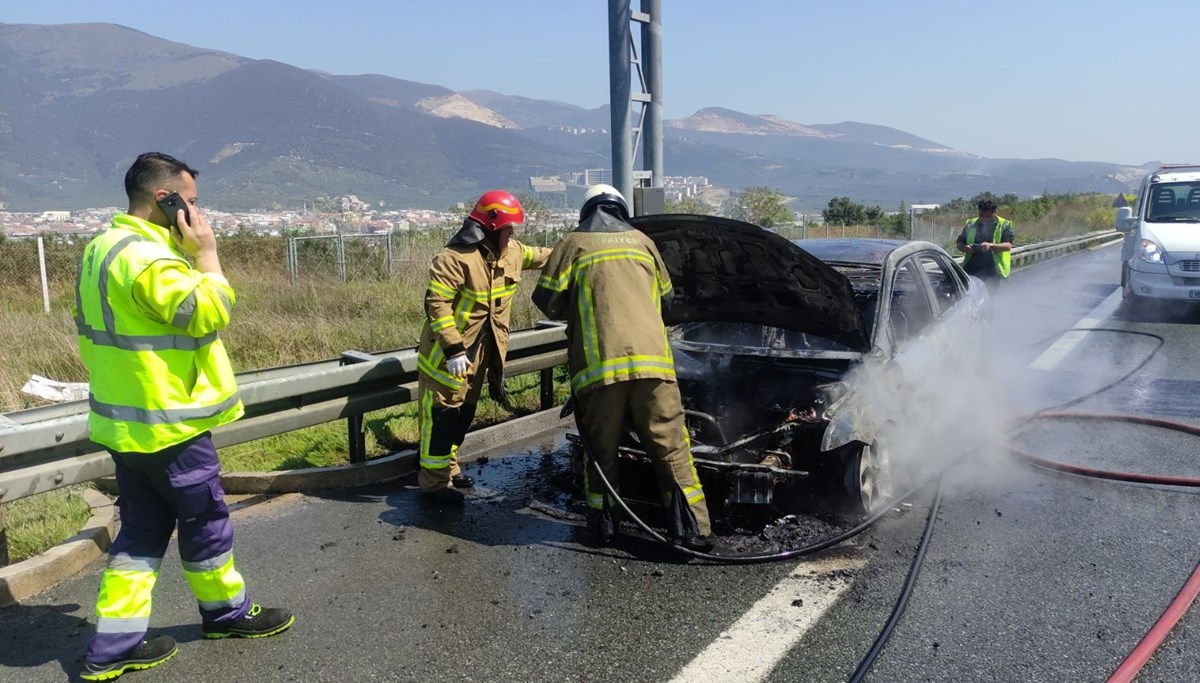 Otoyolda araç yangını: 3 kişi kurtuldu, otomobil küle döndü