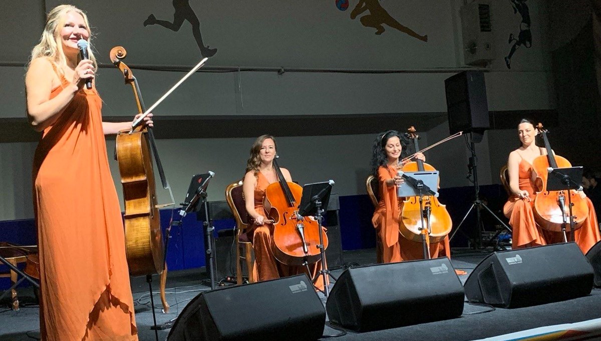 Gelibolu’da Cello Paradiso grubu performansıyla büyüledi Gelibolu’da Cello Paradiso grubu performansıyla büyüledi