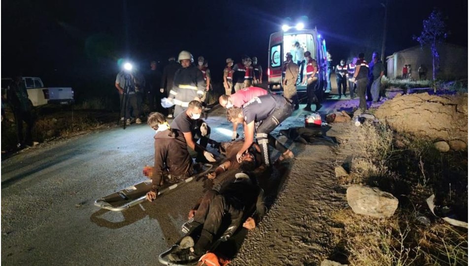 Van'da kaçak mülteci taşıyan minibüs kaza yaptı: 12 kişi öldü