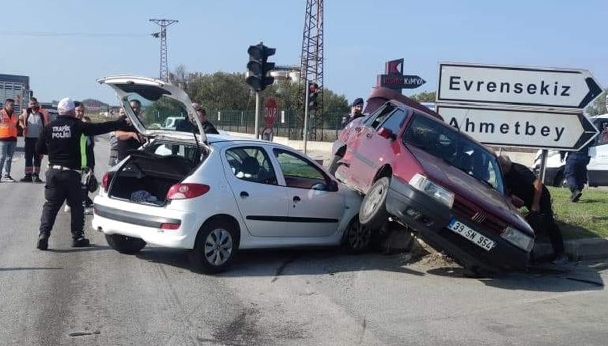 Kırklareli'nde iki otomobil çarpıştı Kırklareli'nde iki otomobil çarpıştı