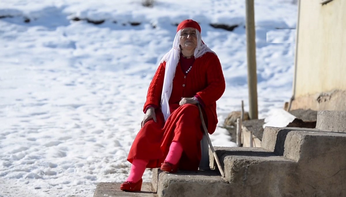 Çocukken rüyasında gördü: 67 yıldır kırımızı giyiyor