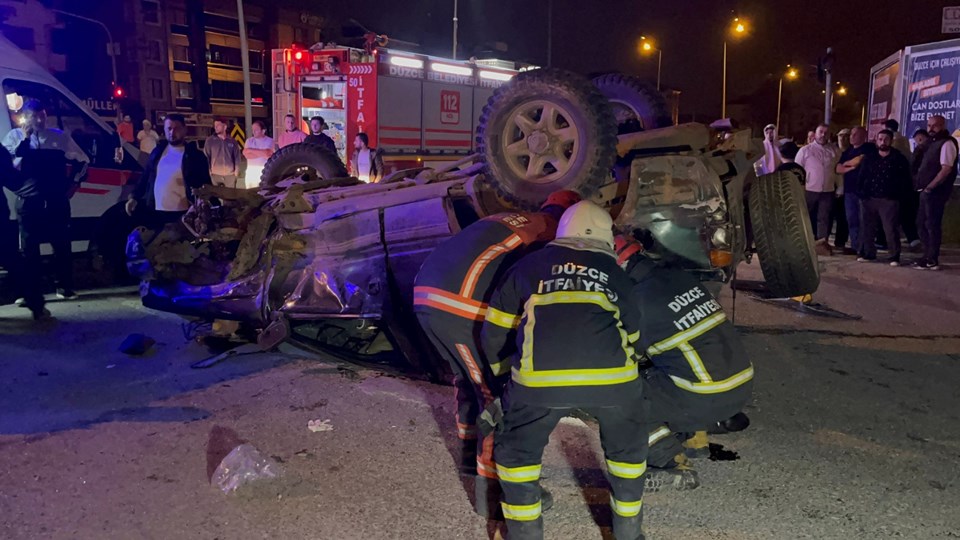 Kavşakta otomobil ile cip çarpıştı: 1'i ağır, 6 yaralı - 1