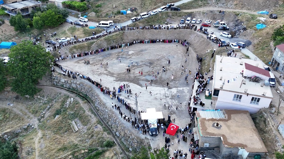 5 bin kişilik aşiret düğünü: Metrelerce uzunlukta halay zinciri oluşturuldu