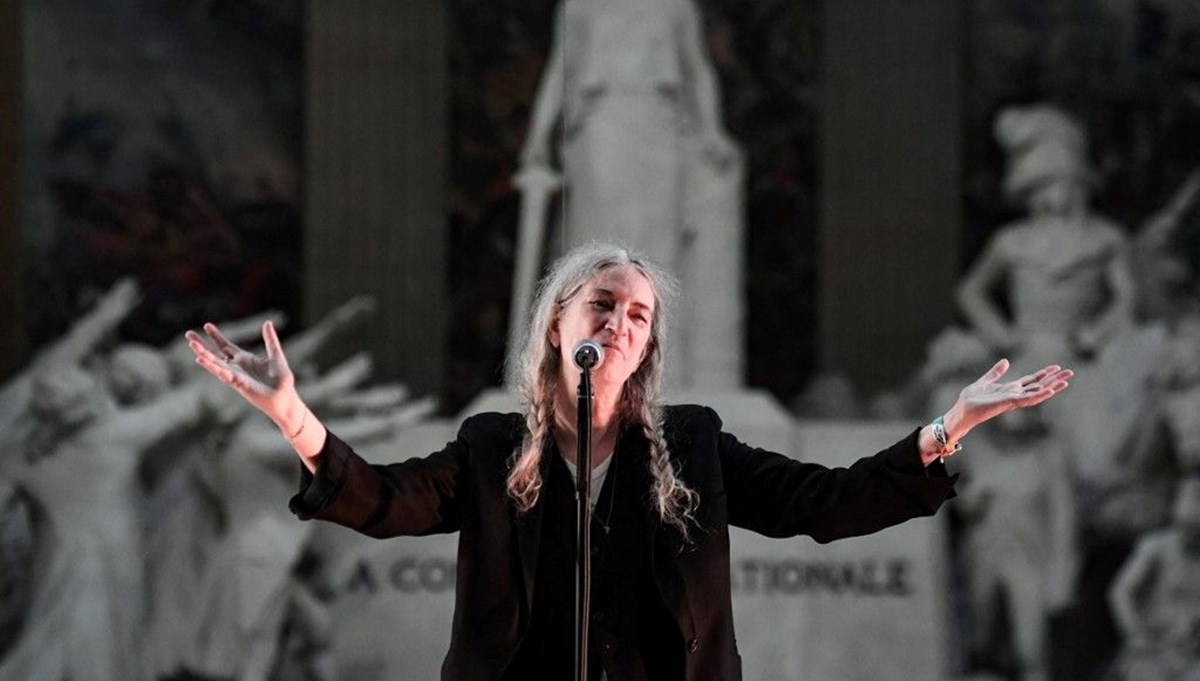 Yaşayan Punk efsanesi Patti Smith, Fransa'dan 'Onur Lejyonu' ödülü aldı