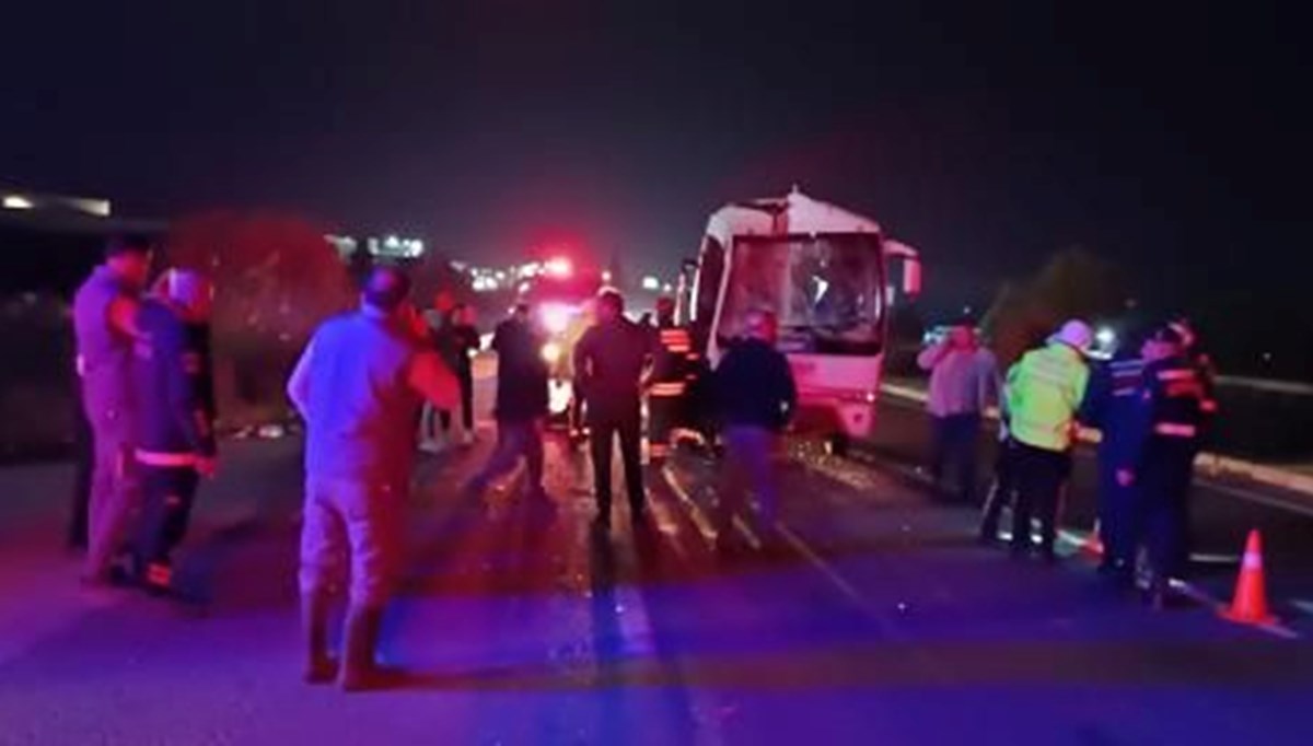 Servis minibüsü, TIR’a arkadan çarptı: 12 kişi yaralandı
