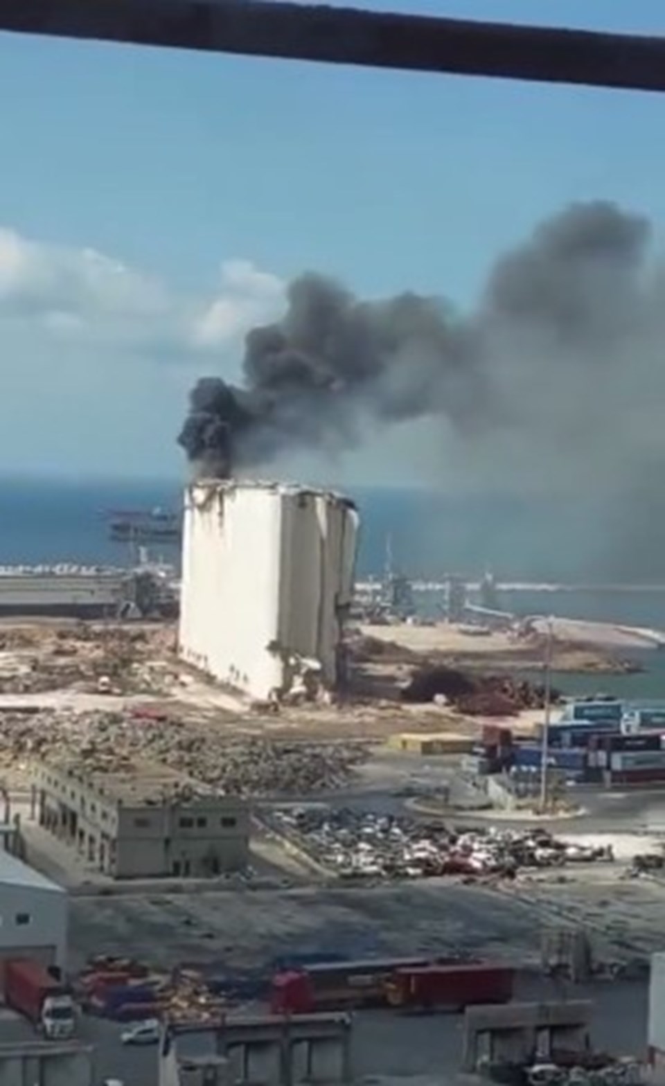 Lübnan'da 2 yıl önceki liman patlamasının enkazından alevler yükseldi - 1