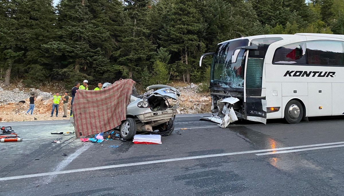 Antalya'da yolcu otobüsüyle otomobil çarpıştı: 1 ölü Antalya'da yolcu otobüsüyle otomobil çarpıştı: 1 ölü