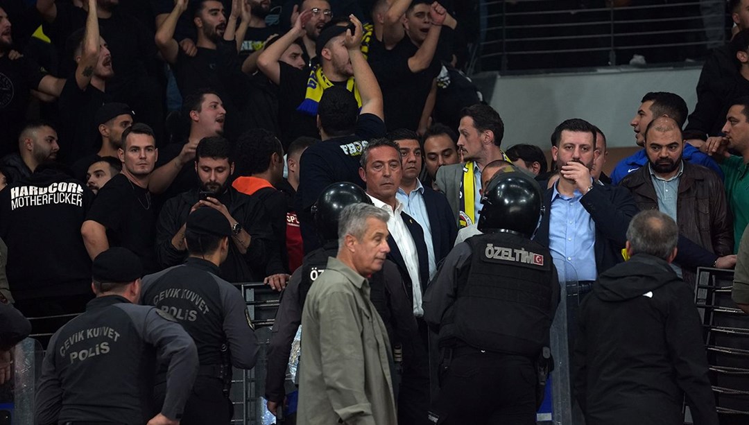 Fenerbahçe Opet-Beşiktaş maçı yarıda kaldı