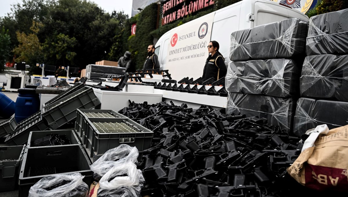 İstanbul’da kaçak silah operasyonu (Yüzlerce silah gövdesi ele geçirildi) İstanbul’da kaçak silah operasyonu (Yüzlerce silah gövdesi ele geçirildi)