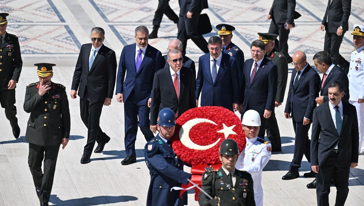 Cumhurbaşkanı Erdoğan ve YAŞ üyelerinden Anıtkabir’e ziyaret