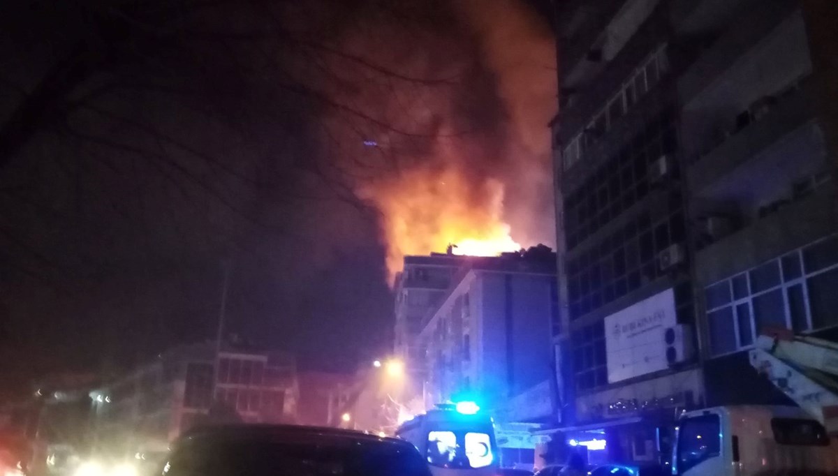 Kağıthane'de korkutan yangın: Alevler 3 binayı sardı Kağıthane'de korkutan yangın: Alevler 3 binayı sardı
