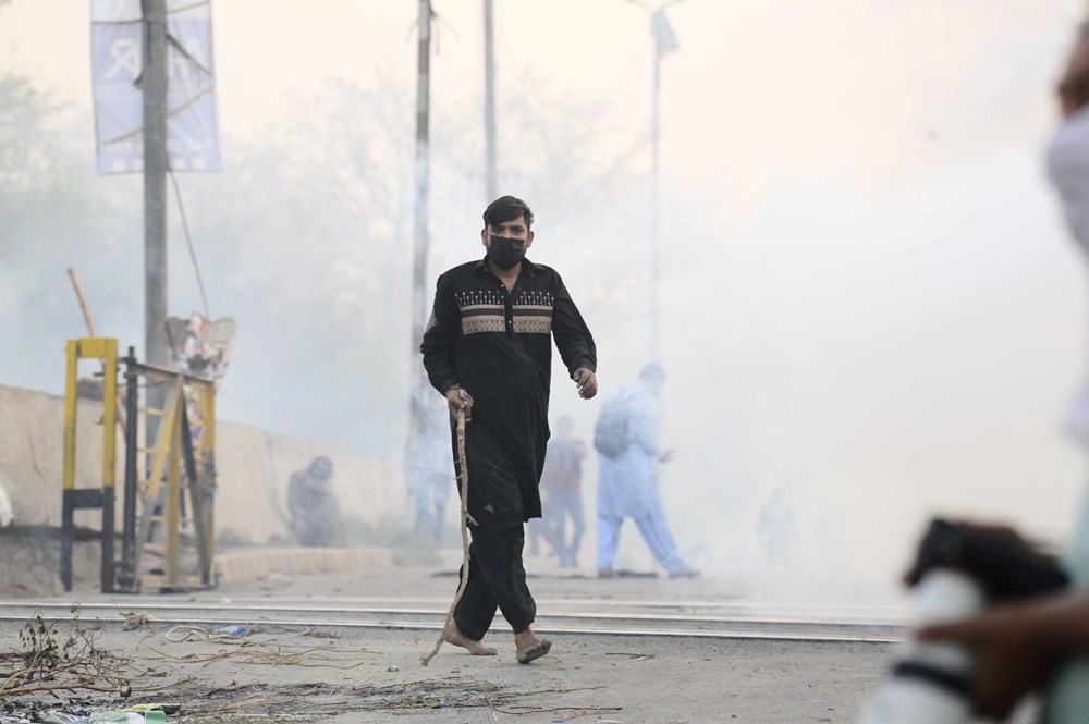 Pakistan'da çatışmalar sürüyor: İmran Han destekçileri polise engel oldu - 9