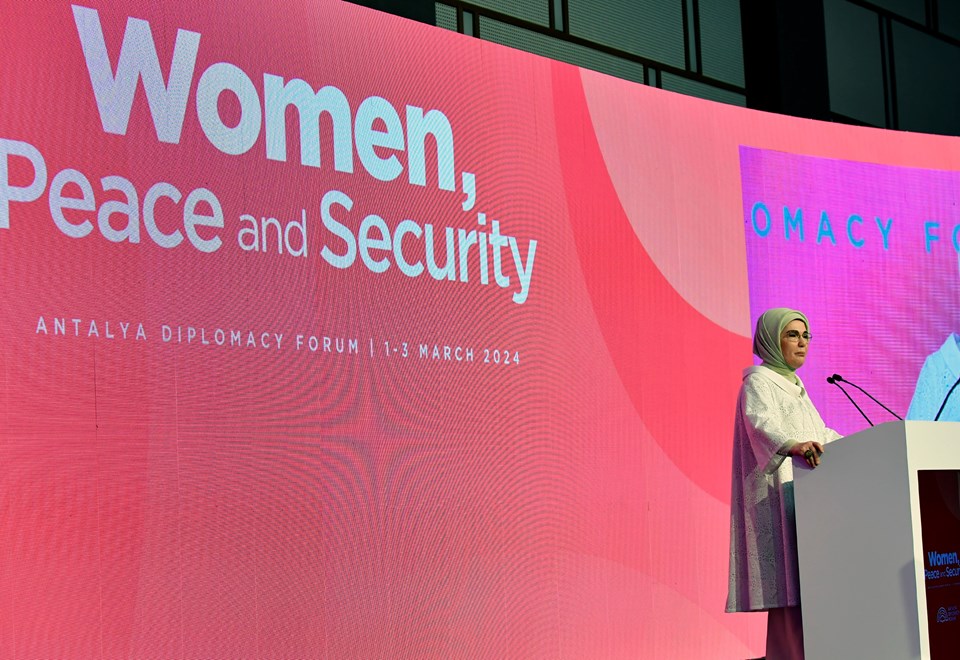 Emine Erdoğan: Kadınların dahil edilmediği bir barış sürecinin başarıyla sonuçlanması beklenemez - 1