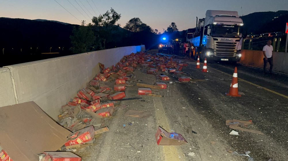 Önce otobüs ve otomobile çarptı, sonra başka bir otomobilin üzerine devrildi: TIR kazasında 1 kişi yaralandı - 4