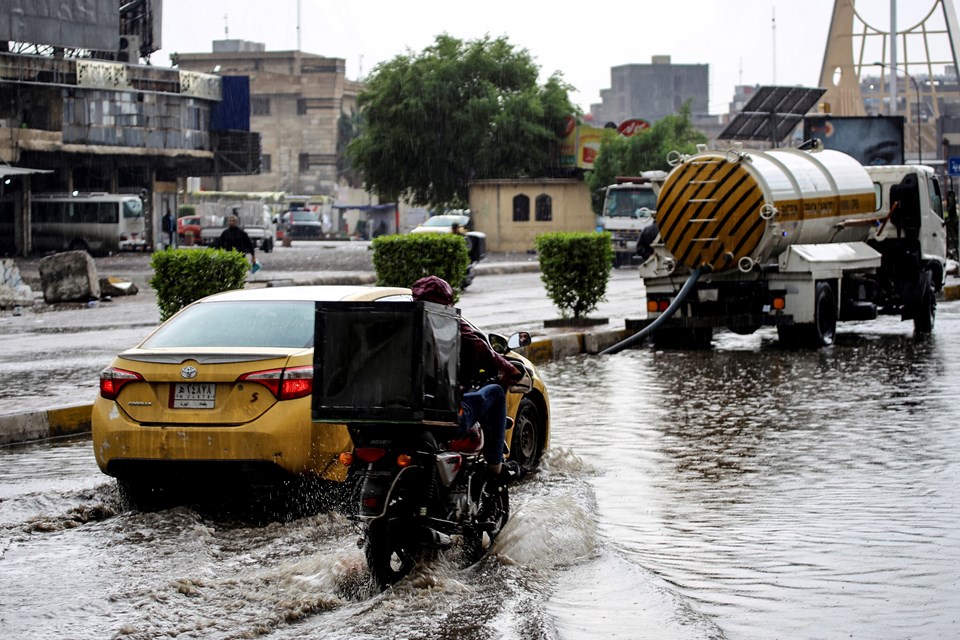 Bağdat'ta şiddetli yağış: Sokakları su bastı - 1