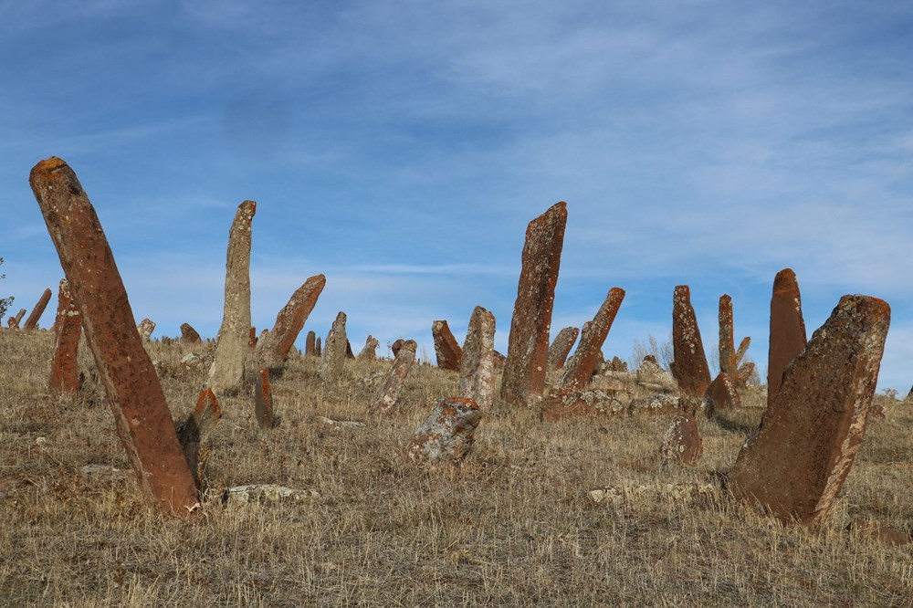 4 asırlık mezarlıktaki dev mezar taşları dikkat çekiyor - 7
