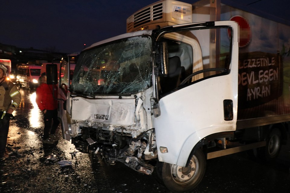 Ümraniye'de kamyonet ile servis midibüsü çarpıştı: 1 yaralı - 2