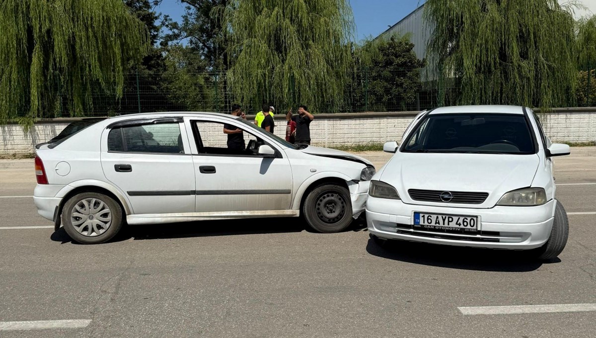 2 otomobil çarpıştı : 2 yaralı