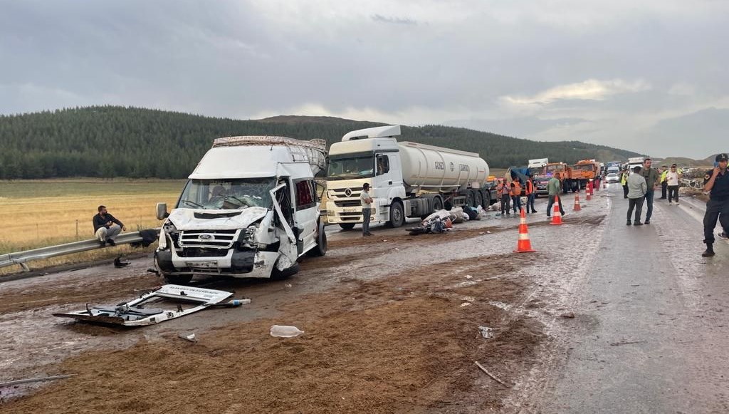 TAG Otoyolu'nda Zincirleme Kaza: İki ölü, 20 Yaralı - Son Dakika ...