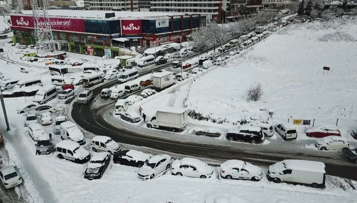 İstanbul'da kar esareti: Yolda kalan araçlar çekiliyor