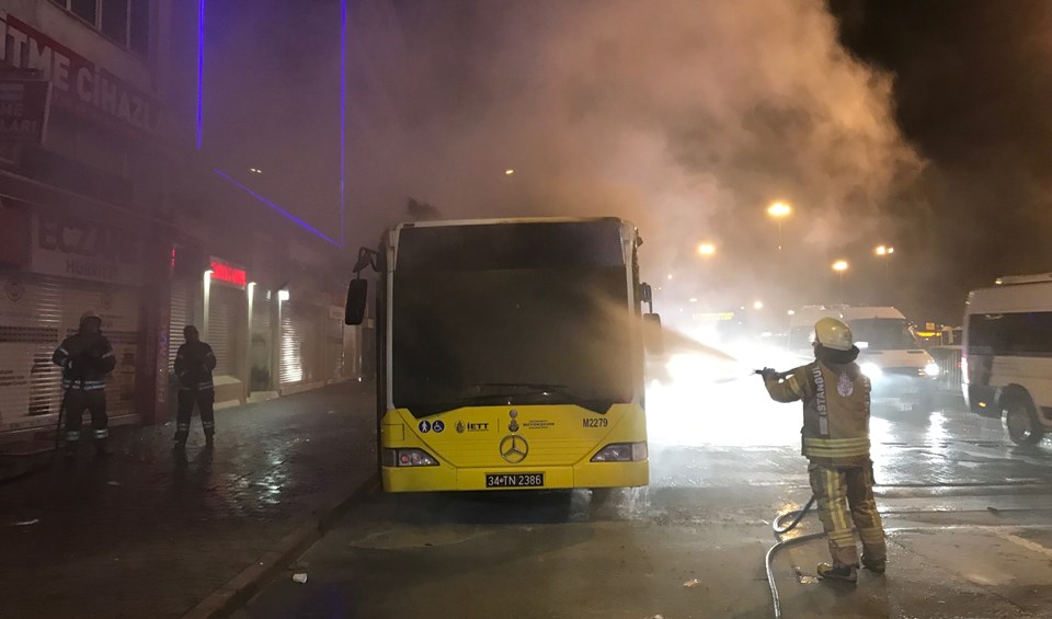 Kadıköy'de İETT otobüsünde yangın çıktı - 1