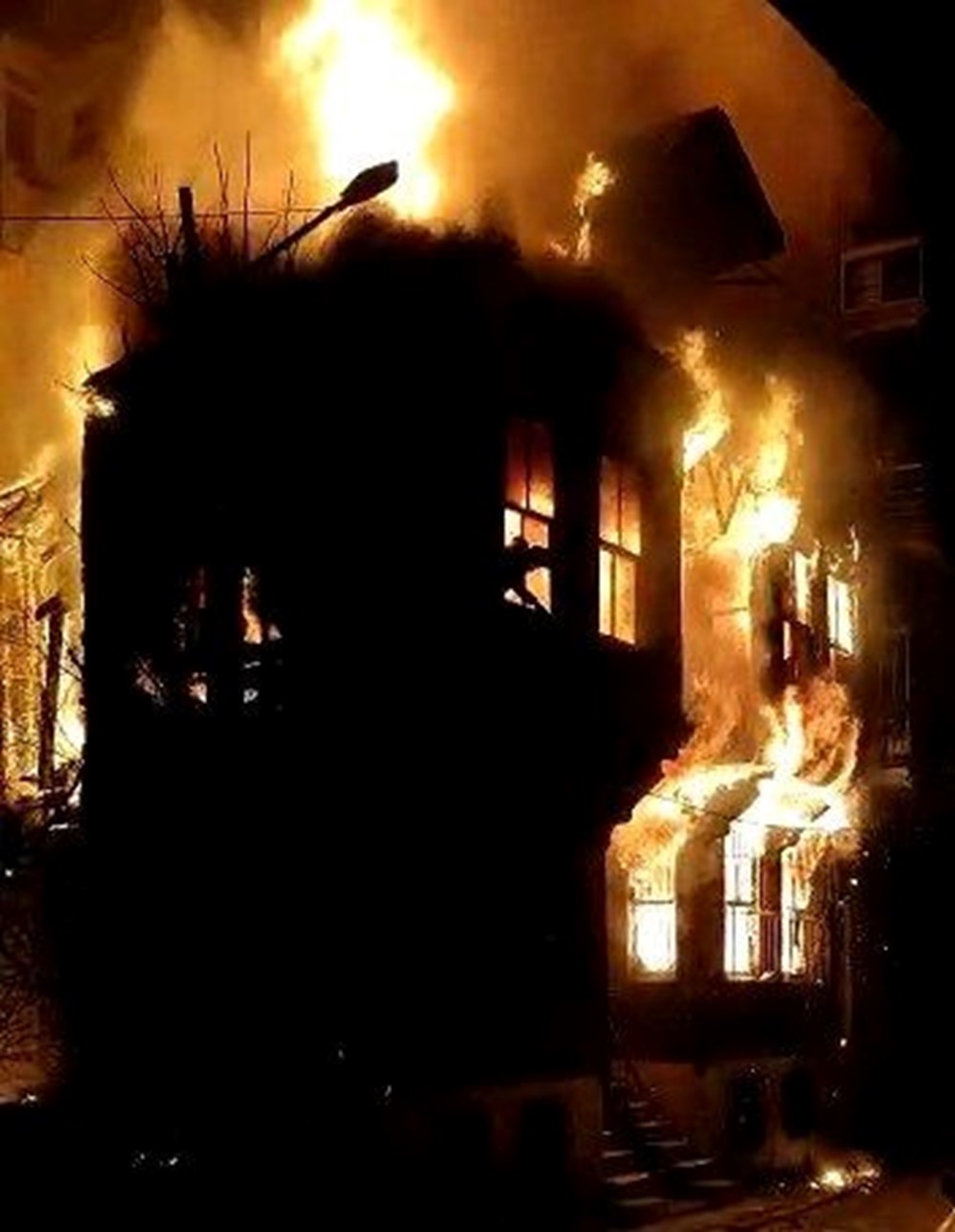 Alev alan binanın penceresinden atlayarak kurtuldular - 6