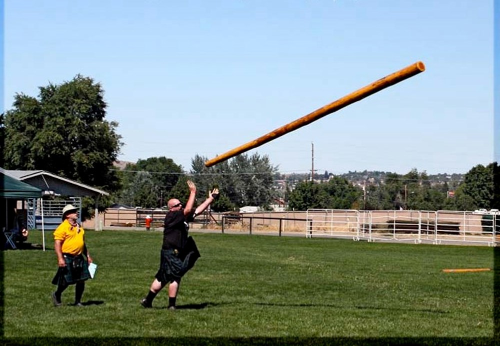 Caber перевод. Tossing the Caber в Шотландии. Толкание бревна Шотландия. Метание бревна в Шотландии. Подбрасывание столба Шотландия.