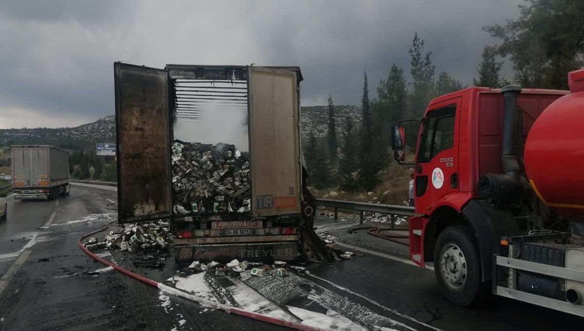 Bebek bezi yüklü TIR alev alev yandı