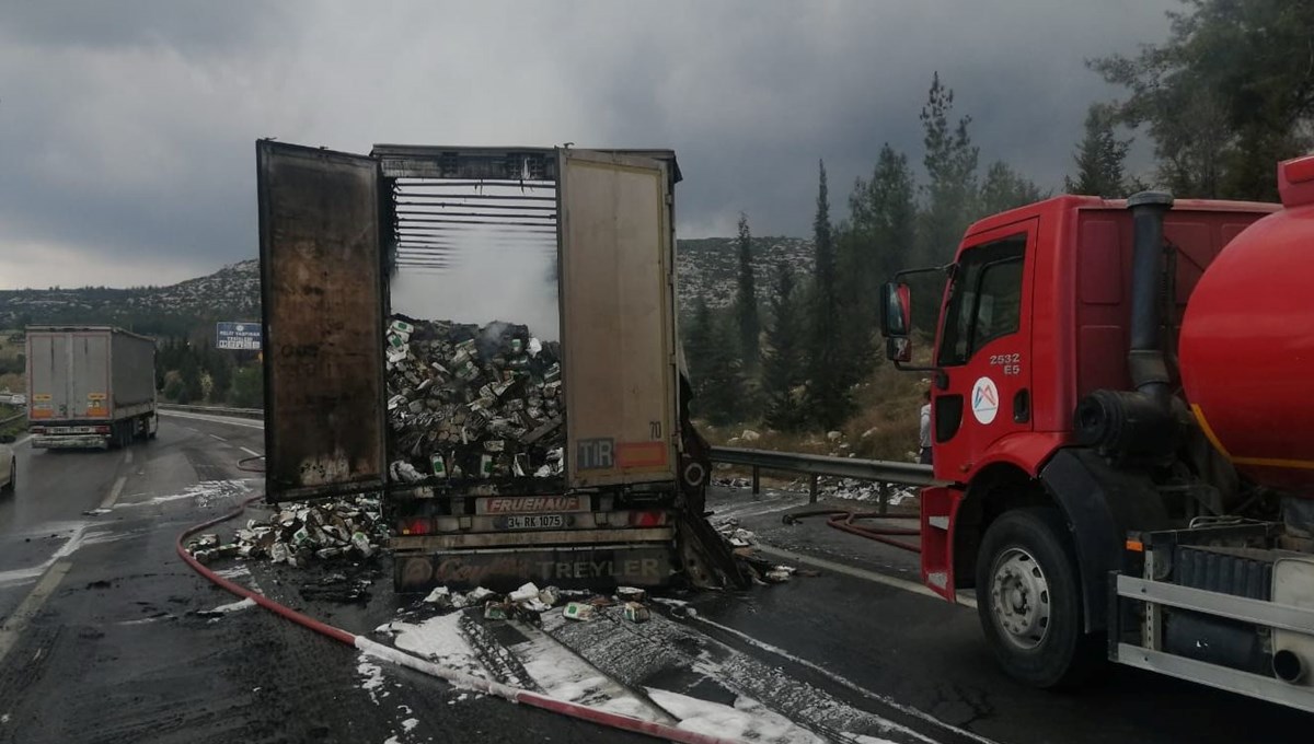 Bebek bezi yüklü TIR alev alev yandı Bebek bezi yüklü TIR alev alev yandı
