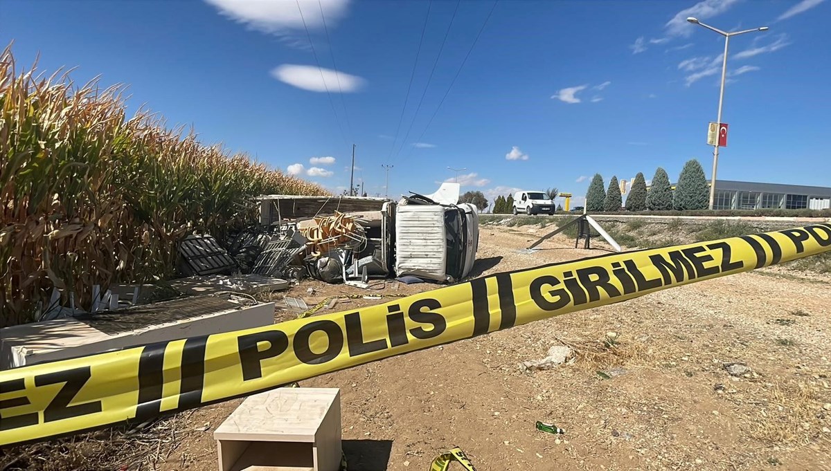 Karaman’da kamyonet yol kenarına devrildi