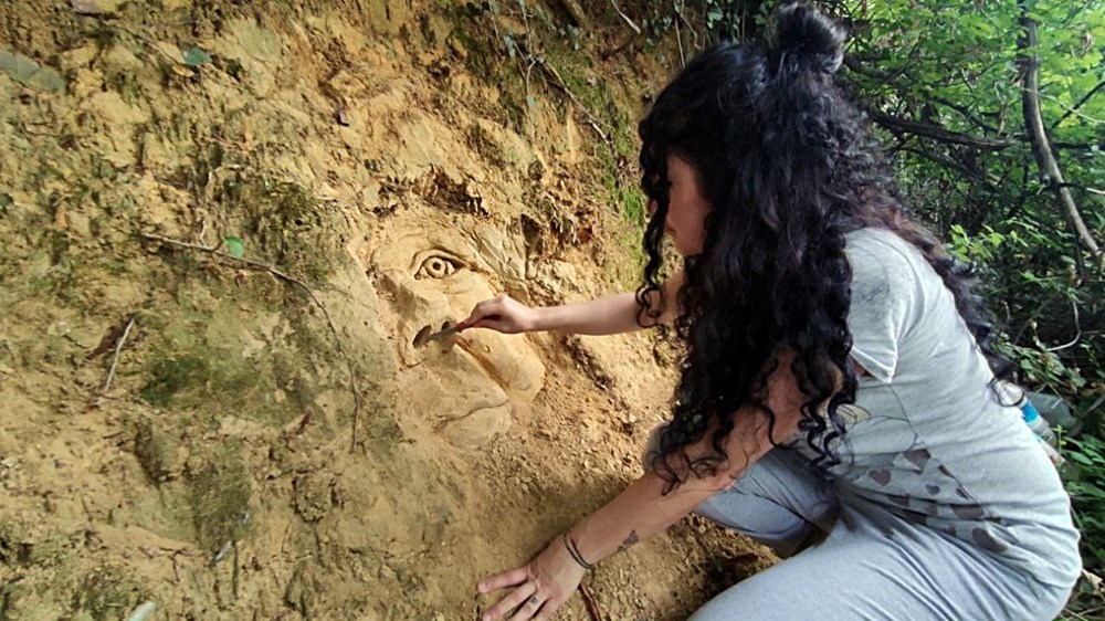 Ağaç köklerine heykel yaptı, 'Tarihi eser değil, heyecanlanmayın' yazısı astı - 3