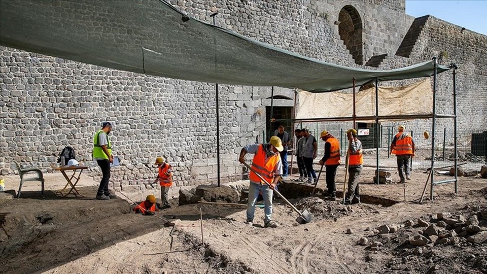Diyarbakır'daki Amida Höyük'te Artuklu Sarayı'nın doğu surlarının temeli ortaya çıkarılacak - 2