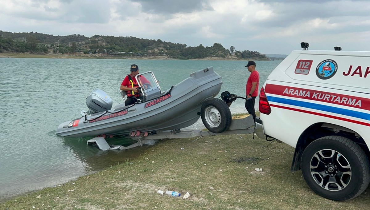 Tekneden düşen Emirhan'dan hala iz yok