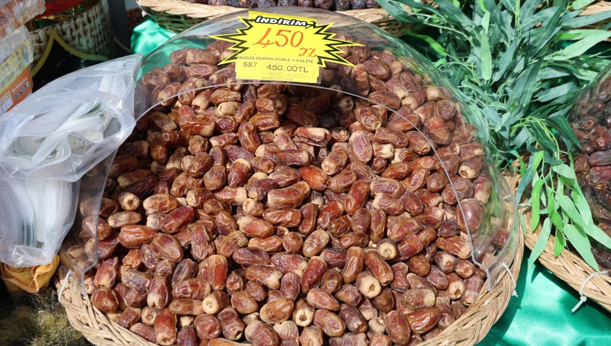 Ramazan’ın vazgeçilmezi hurma tezgahlardaki yerini aldı: Kilosu 50 TL'den başlıyor Ramazan’ın vazgeçilmezi hurma tezgahlardaki yerini aldı: Kilosu 50 TL'den başlıyor