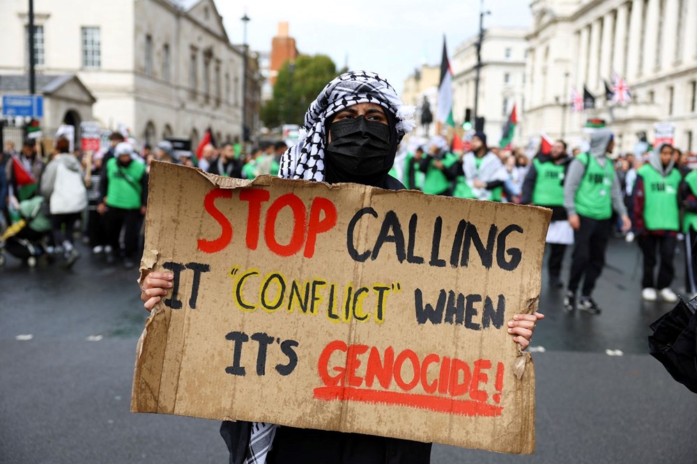 İngiltere'de Filistin ile dayanışma yürüyüşü: Binlerce kişi savaşın sona ermesi çağrısı yaptı - 1
