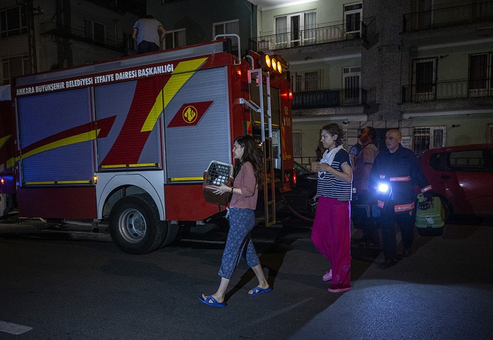 Ankara'da 3 kişi yangından son anda kurtarıldı - 1