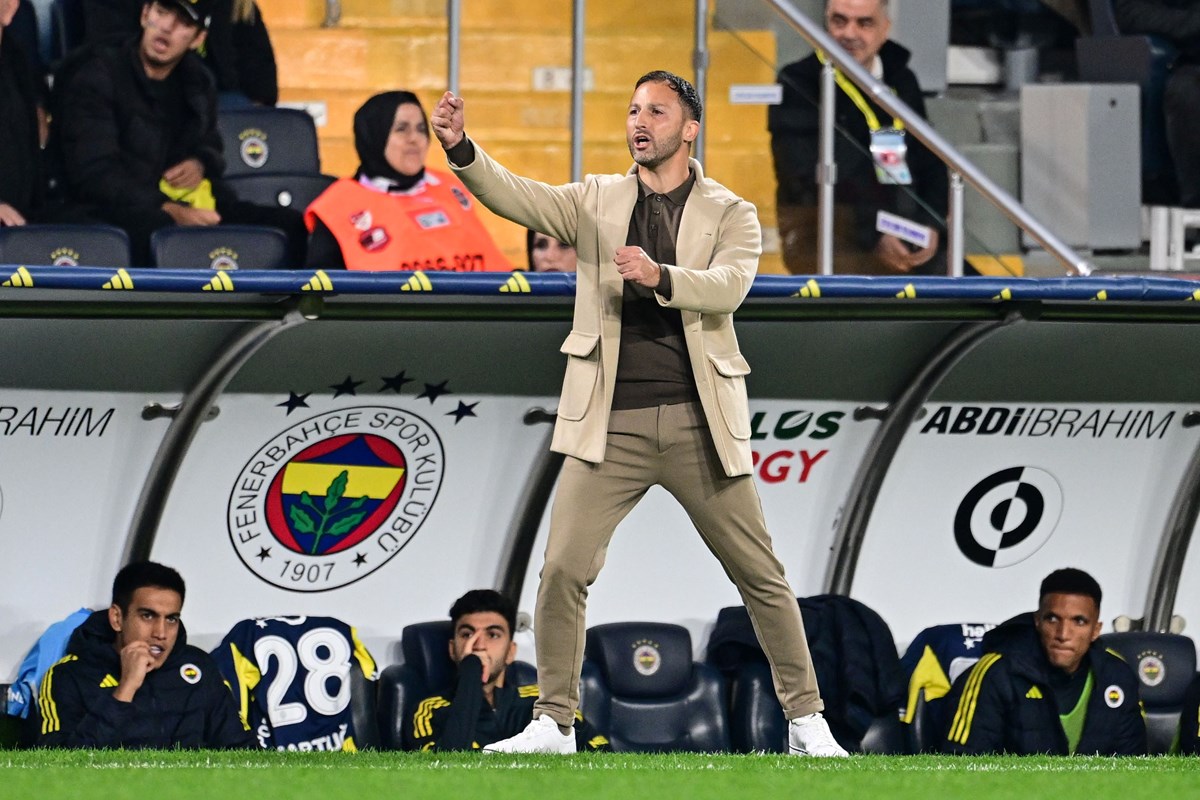Fenerbahçe Teknik Direktörü Domenico Tedesco, Karagümrük maçında sık sık kenardan oyuncularına taktik verdi.